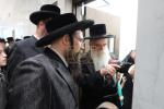 הגה"צ אב"ד צאנז ארה"ב שליט"א אויף א ביקור חיזוק בקרב בני קהילתו לרגל ימים הנוראים הבעלל"ט