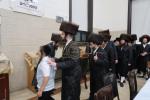 הגה"צ אב"ד צאנז ארה"ב שליט"א אויף א ביקור חיזוק בקרב בני קהילתו לרגל ימים הנוראים הבעלל"ט