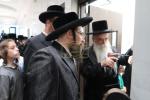הגה"צ אב"ד צאנז ארה"ב שליט"א אויף א ביקור חיזוק בקרב בני קהילתו לרגל ימים הנוראים הבעלל"ט