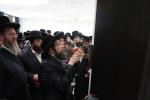 הגה"צ אב"ד צאנז ארה"ב שליט"א אויף א ביקור חיזוק בקרב בני קהילתו לרגל ימים הנוראים הבעלל"ט