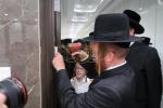 הגה"צ אב"ד צאנז ארה"ב שליט"א אויף א ביקור חיזוק בקרב בני קהילתו לרגל ימים הנוראים הבעלל"ט