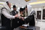 הגה"צ אב"ד צאנז ארה"ב שליט"א אויף א ביקור חיזוק בקרב בני קהילתו לרגל ימים הנוראים הבעלל"ט