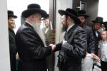 הגה"צ אב"ד צאנז ארה"ב שליט"א אויף א ביקור חיזוק בקרב בני קהילתו לרגל ימים הנוראים הבעלל"ט