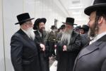הגה"צ אב"ד צאנז ארה"ב שליט"א אויף א ביקור חיזוק בקרב בני קהילתו לרגל ימים הנוראים הבעלל"ט
