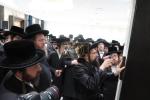 הגה"צ אב"ד צאנז ארה"ב שליט"א אויף א ביקור חיזוק בקרב בני קהילתו לרגל ימים הנוראים הבעלל"ט