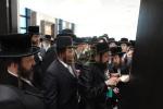 הגה"צ אב"ד צאנז ארה"ב שליט"א אויף א ביקור חיזוק בקרב בני קהילתו לרגל ימים הנוראים הבעלל"ט