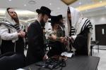 הגה"צ אב"ד צאנז ארה"ב שליט"א אויף א ביקור חיזוק בקרב בני קהילתו לרגל ימים הנוראים הבעלל"ט