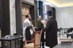 הגה"צ אב"ד צאנז ארה"ב שליט"א אויף א ביקור חיזוק בקרב בני קהילתו לרגל ימים הנוראים הבעלל"ט