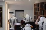 הגה"צ אב"ד צאנז ארה"ב שליט"א אויף א ביקור חיזוק בקרב בני קהילתו לרגל ימים הנוראים הבעלל"ט