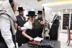 הגה"צ אב"ד צאנז ארה"ב שליט"א אויף א ביקור חיזוק בקרב בני קהילתו לרגל ימים הנוראים הבעלל"ט