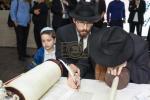 צום ערשטן מאל איז פארגעקומען א הכנסת ס"ת ביי א אידישע קהילה נעבן יאפאן און אלאסקע