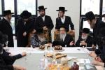 מעמד חתימת שטרות אינעם ת"ת החדש בהשתתפות כ"ק אדמו"ר מסאטמאר שליט"א און כ"ק גאב"ד סאטמאר מאנסי שליט"א, ווי הרבני הנגיד הרה"ח ר' חיים מרדכי אינזליכט הי"ו האט אפגעקויפט די זכות השם פונעם נייע געגאנטישע חתונה זאל "עטרת פערל"