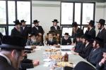 מעמד חתימת שטרות אינעם ת"ת החדש בהשתתפות כ"ק אדמו"ר מסאטמאר שליט"א און כ"ק גאב"ד סאטמאר מאנסי שליט"א, ווי הרבני הנגיד הרה"ח ר' חיים מרדכי אינזליכט הי"ו האט אפגעקויפט די זכות השם פונעם נייע געגאנטישע חתונה זאל "עטרת פערל"