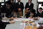 מעמד חתימת שטרות אינעם ת"ת החדש בהשתתפות כ"ק אדמו"ר מסאטמאר שליט"א און כ"ק גאב"ד סאטמאר מאנסי שליט"א, ווי הרבני הנגיד הרה"ח ר' חיים מרדכי אינזליכט הי"ו האט אפגעקויפט די זכות השם פונעם נייע געגאנטישע חתונה זאל "עטרת פערל"