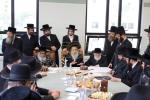 מעמד חתימת שטרות אינעם ת"ת החדש בהשתתפות כ"ק אדמו"ר מסאטמאר שליט"א און כ"ק גאב"ד סאטמאר מאנסי שליט"א, ווי הרבני הנגיד הרה"ח ר' חיים מרדכי אינזליכט הי"ו האט אפגעקויפט די זכות השם פונעם נייע געגאנטישע חתונה זאל "עטרת פערל"