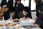 מעמד חתימת שטרות אינעם ת"ת החדש בהשתתפות כ"ק אדמו"ר מסאטמאר שליט"א און כ"ק גאב"ד סאטמאר מאנסי שליט"א, ווי הרבני הנגיד הרה"ח ר' חיים מרדכי אינזליכט הי"ו האט אפגעקויפט די זכות השם פונעם נייע געגאנטישע חתונה זאל "עטרת פערל"