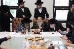 מעמד חתימת שטרות אינעם ת"ת החדש בהשתתפות כ"ק אדמו"ר מסאטמאר שליט"א און כ"ק גאב"ד סאטמאר מאנסי שליט"א, ווי הרבני הנגיד הרה"ח ר' חיים מרדכי אינזליכט הי"ו האט אפגעקויפט די זכות השם פונעם נייע געגאנטישע חתונה זאל "עטרת פערל"