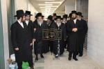מעמד חתימת שטרות אינעם ת"ת החדש בהשתתפות כ"ק אדמו"ר מסאטמאר שליט"א און כ"ק גאב"ד סאטמאר מאנסי שליט"א, ווי הרבני הנגיד הרה"ח ר' חיים מרדכי אינזליכט הי"ו האט אפגעקויפט די זכות השם פונעם נייע געגאנטישע חתונה זאל "עטרת פערל"