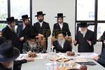 מעמד חתימת שטרות אינעם ת"ת החדש בהשתתפות כ"ק אדמו"ר מסאטמאר שליט"א און כ"ק גאב"ד סאטמאר מאנסי שליט"א, ווי הרבני הנגיד הרה"ח ר' חיים מרדכי אינזליכט הי"ו האט אפגעקויפט די זכות השם פונעם נייע געגאנטישע חתונה זאל "עטרת פערל"