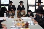 מעמד חתימת שטרות אינעם ת"ת החדש בהשתתפות כ"ק אדמו"ר מסאטמאר שליט"א און כ"ק גאב"ד סאטמאר מאנסי שליט"א, ווי הרבני הנגיד הרה"ח ר' חיים מרדכי אינזליכט הי"ו האט אפגעקויפט די זכות השם פונעם נייע געגאנטישע חתונה זאל "עטרת פערל"