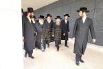 מעמד חתימת שטרות אינעם ת"ת החדש בהשתתפות כ"ק אדמו"ר מסאטמאר שליט"א און כ"ק גאב"ד סאטמאר מאנסי שליט"א, ווי הרבני הנגיד הרה"ח ר' חיים מרדכי אינזליכט הי"ו האט אפגעקויפט די זכות השם פונעם נייע געגאנטישע חתונה זאל "עטרת פערל"