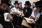 ברית היינט אין שטוב פון הרה"ק רבי יעקב מאיר שעכטער שליט"א בהשתתפות הגרי"מ ארלענגער 