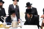 כ"ק אדמו"ר מסאדיגורה שליט"א באזוכט ביי כ"ק אדמו"ר מקרעטשניף שליט"א, לברך ולהתברך בברכת השנים 