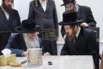 כ"ק אדמו"ר מסאדיגורה שליט"א באזוכט ביי כ"ק אדמו"ר מקרעטשניף שליט"א, לברך ולהתברך בברכת השנים 
