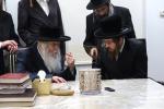 כ"ק אדמו"ר מסאדיגורה שליט"א באזוכט ביי כ"ק אדמו"ר מקרעטשניף שליט"א, לברך ולהתברך בברכת השנים 