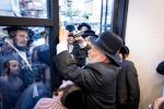 קביעות מזוזה ביהמ"ד קיט"ל בניני יאקאבאוויטש - לי גארדענס אין וויליאמסבורג