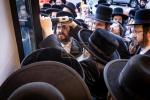 קביעות מזוזה ביהמ"ד קיט"ל בניני יאקאבאוויטש - לי גארדענס אין וויליאמסבורג