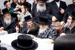 קביעות מזוזה ביהמ"ד קיט"ל בניני יאקאבאוויטש - לי גארדענס אין וויליאמסבורג