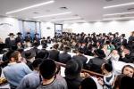 קביעות מזוזה ביהמ"ד קיט"ל בניני יאקאבאוויטש - לי גארדענס אין וויליאמסבורג