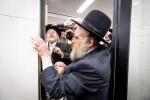 קביעות מזוזה ביהמ"ד קיט"ל בניני יאקאבאוויטש - לי גארדענס אין וויליאמסבורג
