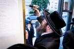 קביעות מזוזה ביהמ"ד קיט"ל בניני יאקאבאוויטש - לי גארדענס אין וויליאמסבורג