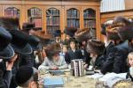 כ"ק אדמו"ר מסאטמאר שליט"א ביי צוויי כתיבת ספרי תורה 