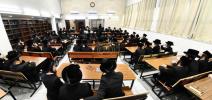 כ"ק מרן אדמו"ר מקרעטשניף שליט"א ביי תפילת שחרית און מסיבת לחיים בהיכל ישיבתו המעטירה ישיבת מבצר התורה קרעטשניף אין אלעד ווי דער רבי שליט"א האט משמיע געווען דברי התעוררות והכנה לקראת די ימי הרחמים 