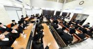 כ"ק מרן אדמו"ר מקרעטשניף שליט"א ביי תפילת שחרית און מסיבת לחיים בהיכל ישיבתו המעטירה ישיבת מבצר התורה קרעטשניף אין אלעד ווי דער רבי שליט"א האט משמיע געווען דברי התעוררות והכנה לקראת די ימי הרחמים 