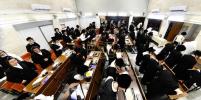 כ"ק מרן אדמו"ר מקרעטשניף שליט"א ביי תפילת שחרית און מסיבת לחיים בהיכל ישיבתו המעטירה ישיבת מבצר התורה קרעטשניף אין אלעד ווי דער רבי שליט"א האט משמיע געווען דברי התעוררות והכנה לקראת די ימי הרחמים