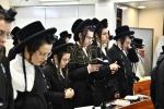 כ"ק מרן אדמו"ר מקרעטשניף שליט"א ביי תפילת שחרית און מסיבת לחיים בהיכל ישיבתו המעטירה ישיבת מבצר התורה קרעטשניף אין אלעד ווי דער רבי שליט"א האט משמיע געווען דברי התעוררות והכנה לקראת די ימי הרחמים 