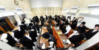 כ"ק מרן אדמו"ר מקרעטשניף שליט"א ביי תפילת שחרית און מסיבת לחיים בהיכל ישיבתו המעטירה ישיבת מבצר התורה קרעטשניף אין אלעד ווי דער רבי שליט"א האט משמיע געווען דברי התעוררות והכנה לקראת די ימי הרחמים 