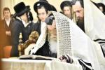 כ"ק מרן אדמו"ר מקרעטשניף שליט"א ביי תפילת שחרית און מסיבת לחיים בהיכל ישיבתו המעטירה ישיבת מבצר התורה קרעטשניף אין אלעד ווי דער רבי שליט"א האט משמיע געווען דברי התעוררות והכנה לקראת די ימי הרחמים 