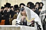 כ"ק מרן אדמו"ר מקרעטשניף שליט"א ביי תפילת שחרית און מסיבת לחיים בהיכל ישיבתו המעטירה ישיבת מבצר התורה קרעטשניף אין אלעד ווי דער רבי שליט"א האט משמיע געווען דברי התעוררות והכנה לקראת די ימי הרחמים 