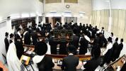 כ"ק מרן אדמו"ר מקרעטשניף שליט"א ביי תפילת שחרית און מסיבת לחיים בהיכל ישיבתו המעטירה ישיבת מבצר התורה קרעטשניף אין אלעד ווי דער רבי שליט"א האט משמיע געווען דברי התעוררות והכנה לקראת די ימי הרחמים 