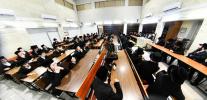כ"ק מרן אדמו"ר מקרעטשניף שליט"א ביי תפילת שחרית און מסיבת לחיים בהיכל ישיבתו המעטירה ישיבת מבצר התורה קרעטשניף אין אלעד ווי דער רבי שליט"א האט משמיע געווען דברי התעוררות והכנה לקראת די ימי הרחמים 