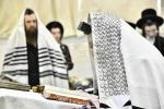 כ"ק מרן אדמו"ר מקרעטשניף שליט"א ביי תפילת שחרית און מסיבת לחיים בהיכל ישיבתו המעטירה ישיבת מבצר התורה קרעטשניף אין אלעד ווי דער רבי שליט"א האט משמיע געווען דברי התעוררות והכנה לקראת די ימי הרחמים 