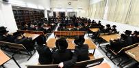 כ"ק מרן אדמו"ר מקרעטשניף שליט"א ביי תפילת שחרית און מסיבת לחיים בהיכל ישיבתו המעטירה ישיבת מבצר התורה קרעטשניף אין אלעד ווי דער רבי שליט"א האט משמיע געווען דברי התעוררות והכנה לקראת די ימי הרחמים 