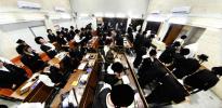 כ"ק מרן אדמו"ר מקרעטשניף שליט"א ביי תפילת שחרית און מסיבת לחיים בהיכל ישיבתו המעטירה ישיבת מבצר התורה קרעטשניף אין אלעד ווי דער רבי שליט"א האט משמיע געווען דברי התעוררות והכנה לקראת די ימי הרחמים 