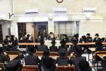 כ"ק מרן אדמו"ר מקרעטשניף שליט"א ביי תפילת שחרית און מסיבת לחיים בהיכל ישיבתו המעטירה ישיבת מבצר התורה קרעטשניף אין אלעד ווי דער רבי שליט"א האט משמיע געווען דברי התעוררות והכנה לקראת די ימי הרחמים 