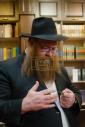 בית דין פון הגאון רבי בערל לאזאר שליט"א ביים איבערקוקען די מעסערס פון די שוחטים אין רוסלאנד 